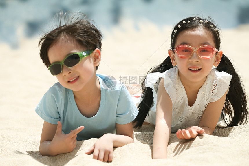 海滩游乐场儿童在户外玩耍图片