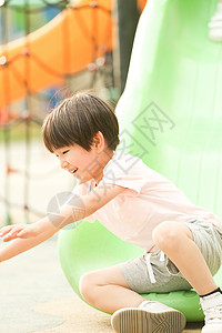 3岁到4岁彩色图片幸福小男孩在户外玩滑梯图片