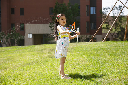 休闲活动奔跑小女孩在户外玩耍图片