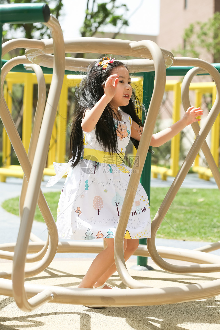 垂直构图全身像健康生活方式快乐儿童在户外玩耍图片