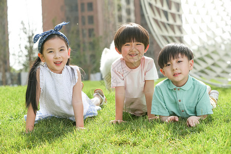 水平构图儿童可爱的快乐的孩子趴在草地上图片