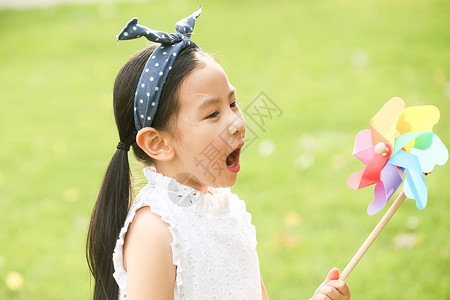 摄影彩色图片风车小女孩在户外玩耍图片