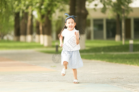 学龄前儿童仅儿童幸福小女孩在户外玩耍图片