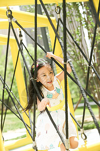 仅儿童3岁到4岁亚洲人快乐儿童在户外玩耍图片