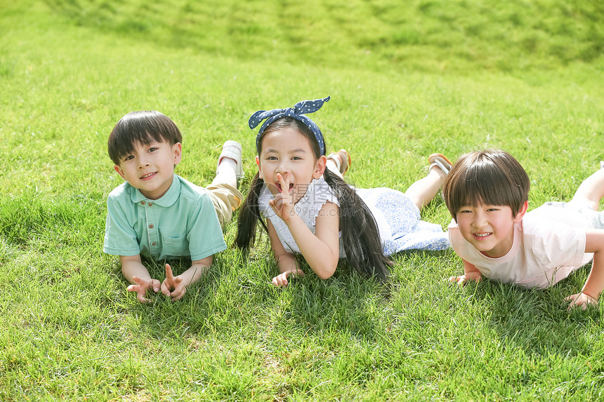 3岁到4岁儿童草坪快乐的孩子趴在草地上图片