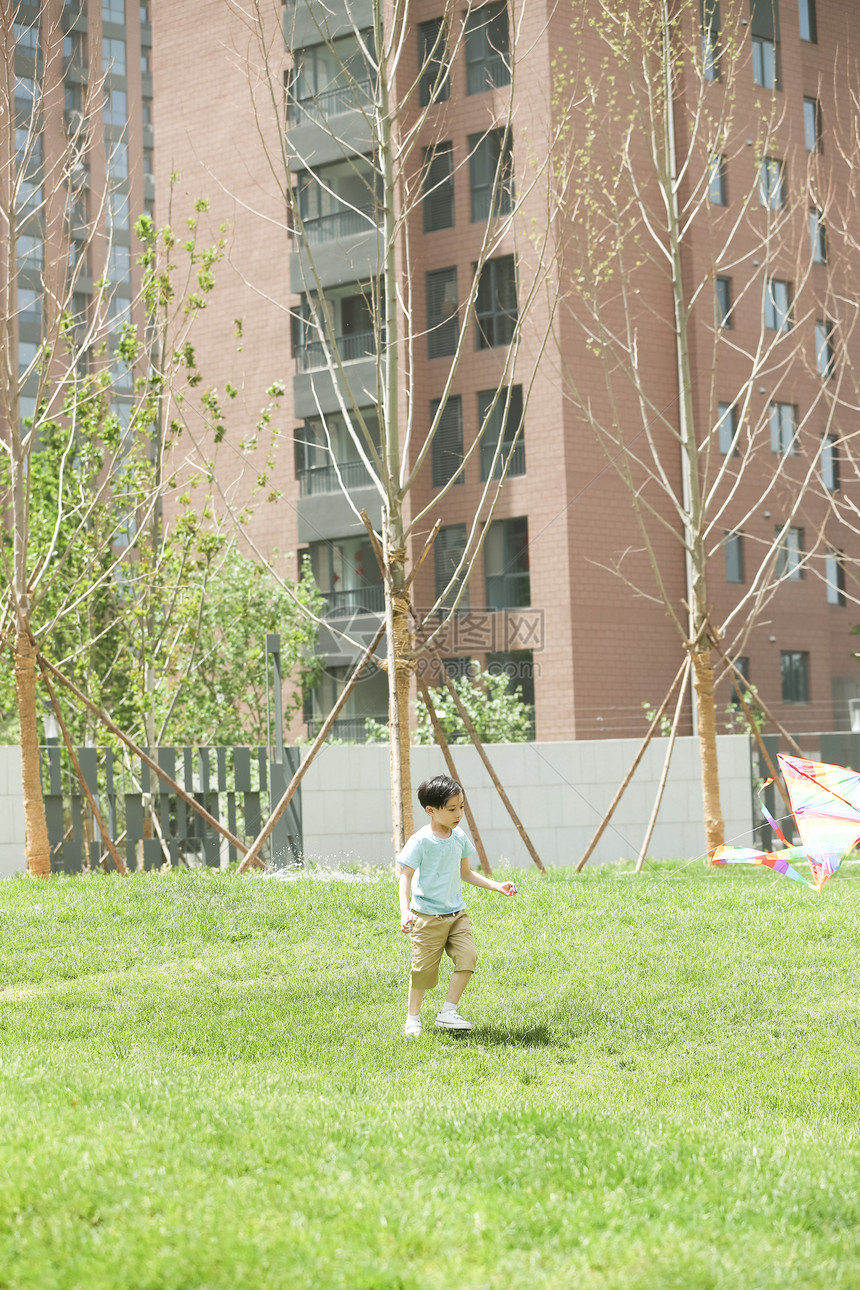 健康生活方式儿童学龄前儿童小男孩在户外玩耍图片