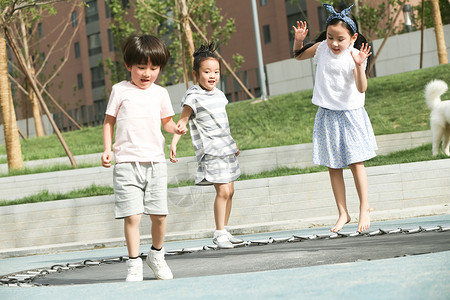 三个人蹦床亚洲人快乐儿童在户外玩耍东方人高清图片素材