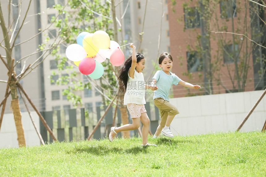 亚洲人幸福快乐儿童在草地上玩耍图片