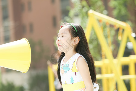 学龄前儿童可爱的彩色图片小女孩在户外玩耍图片