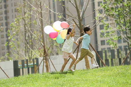 学龄前儿童童年5到6岁快乐儿童在草地上玩耍图片