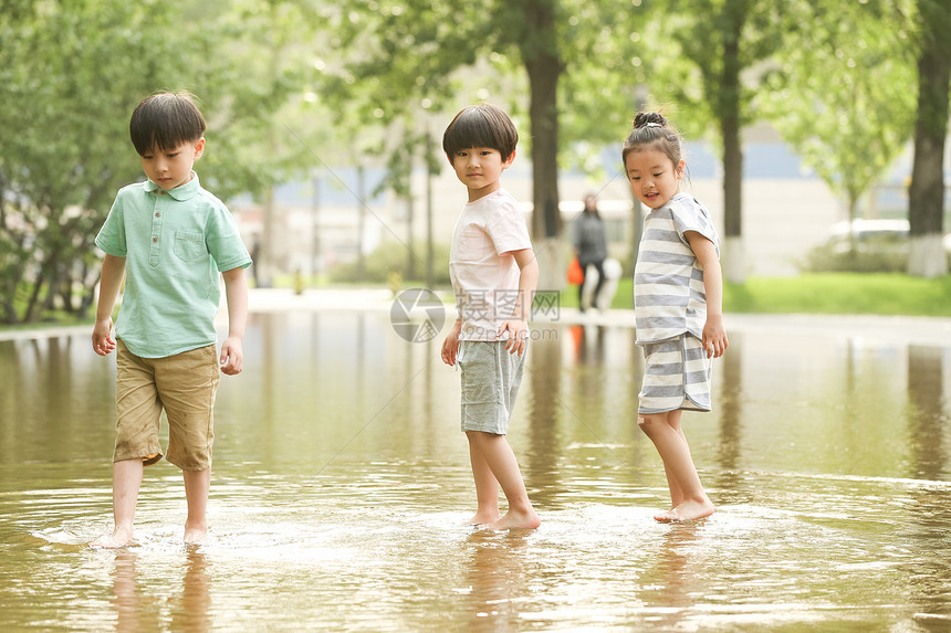 可爱的全身像亚洲人快乐儿童在户外蹚水玩图片