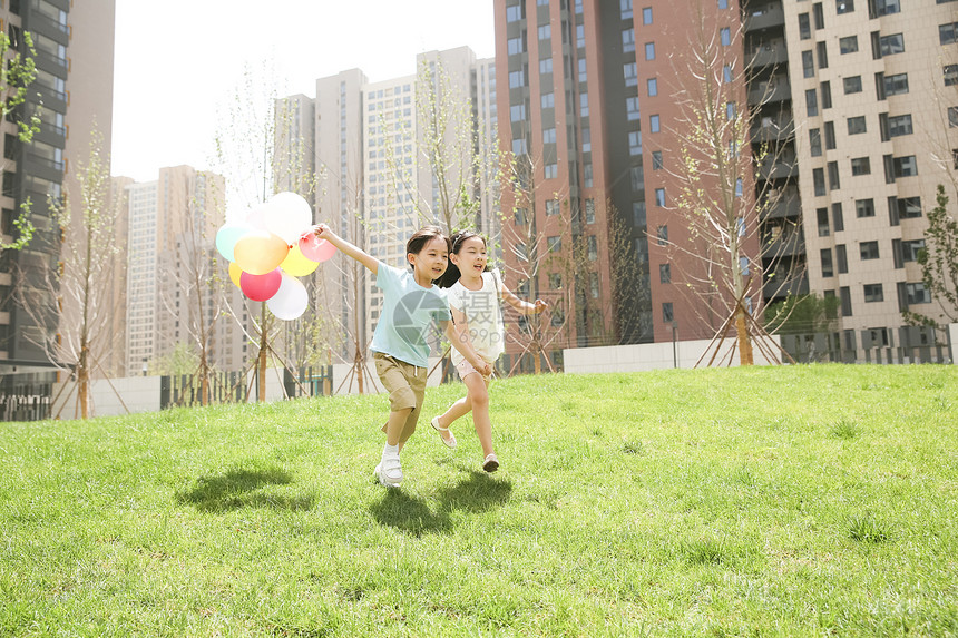 气球5到6岁休闲装快乐儿童在草地上玩耍图片