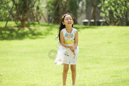 儿童白昼发饰小女孩在户外玩耍图片