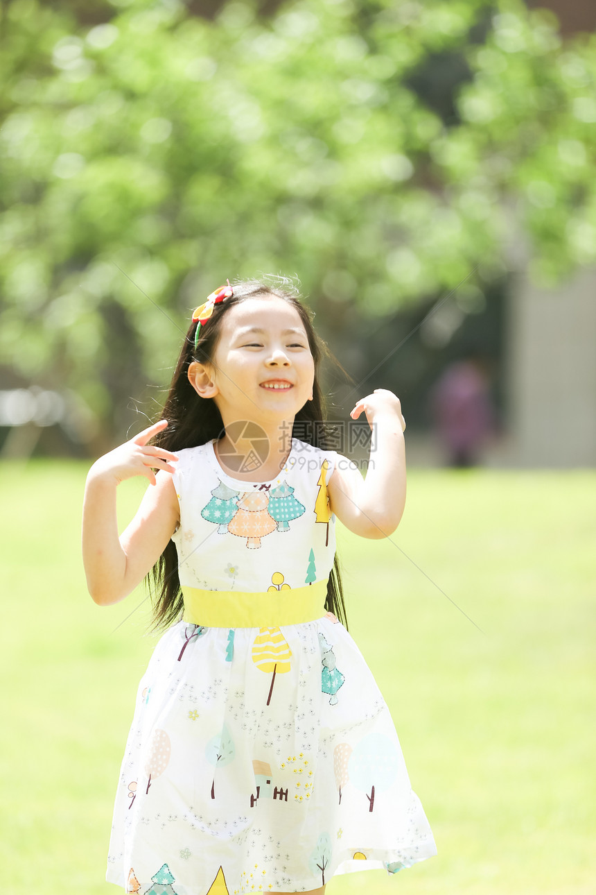 社区彩色图片快乐小女孩在户外玩耍图片