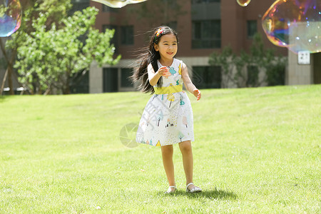 健康生活方式可爱的快乐小女孩在户外玩耍图片