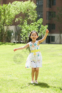 健康生活方式摄影东方人小女孩在户外玩耍高清图片