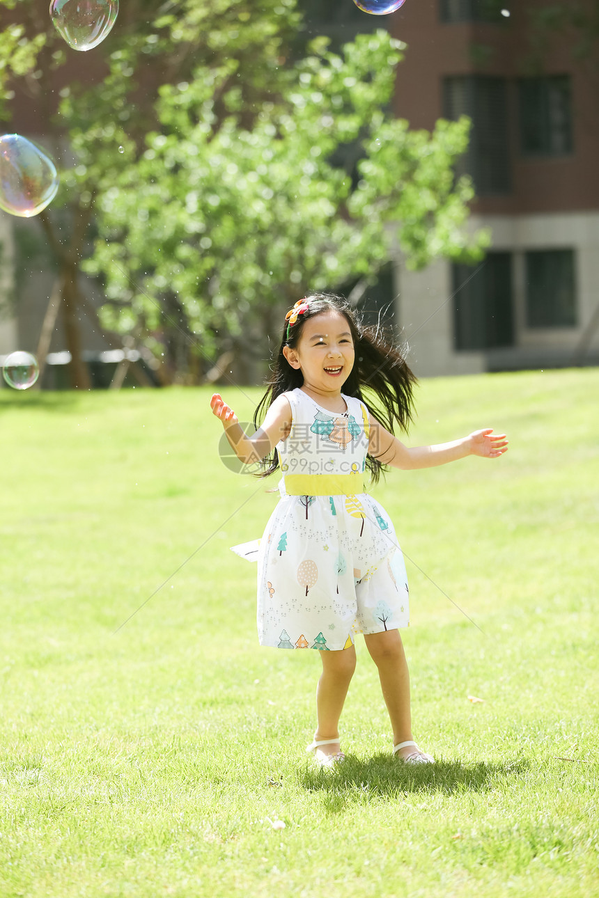 幸福儿童休闲装小女孩在户外玩耍图片