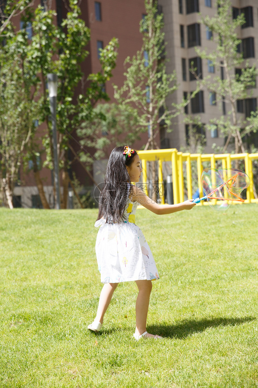 垂直构图泡泡户外活动小女孩在户外玩耍图片
