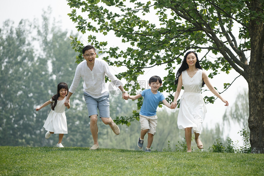 父亲5到6岁放松快乐家庭在草地上奔跑图片