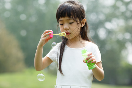 白昼童年学龄前儿童可爱的小女孩在户外玩耍图片