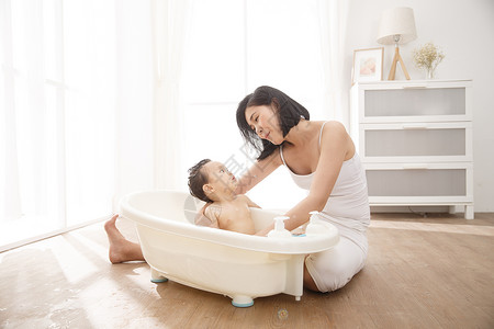 母子东亚柔和妈妈给宝宝洗澡高清图片