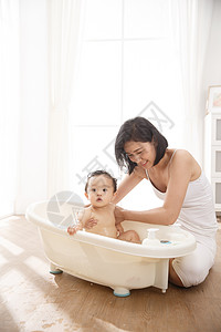 健康东亚两个人妈妈给宝宝洗澡高清图片