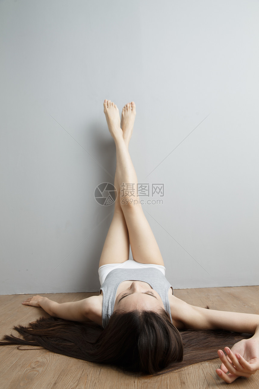 健美身材训练倒立青年女人健身图片