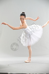 技能垂直构图舞蹈青年女人在跳芭蕾舞图片