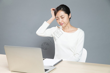 电脑压力水平构图疲劳的女白领图片
