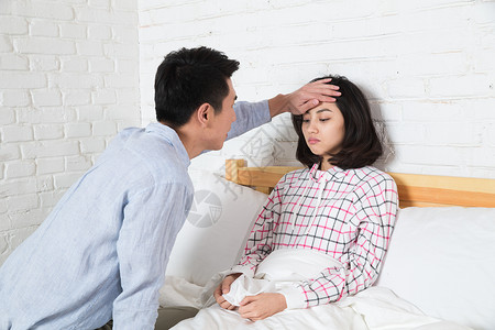 床户内沮丧青年男人照顾生病的女朋友生活方式高清图片素材