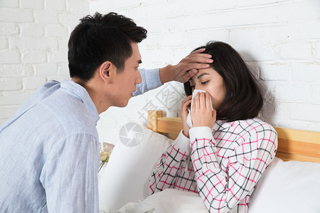 亚洲20到24岁感冒青年男人照顾生病的女朋友卧室高清图片素材