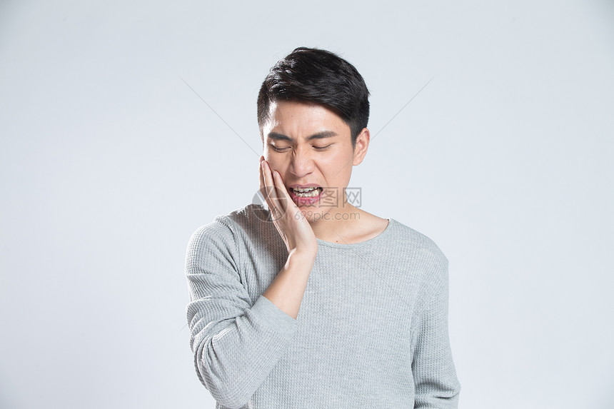 25岁到29岁东方人麻烦青年男人牙疼图片