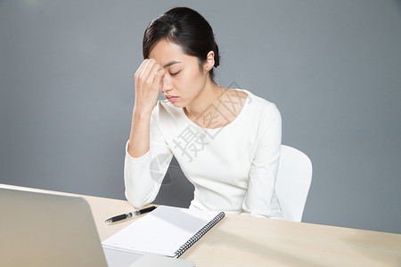 头疼青年女人虚弱疲劳的女白领图片