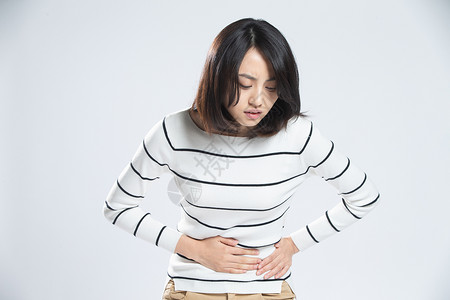 人疼痛胃不舒服的亚洲半身像青年女人肚子疼背景