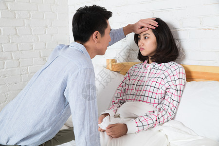 头部不舒服的情绪压力青年男人照顾生病的女朋友紧张高清图片素材