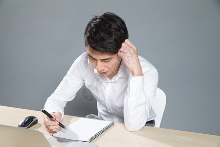 感冒的男人头疼健康保健虚弱青年男人生病背景