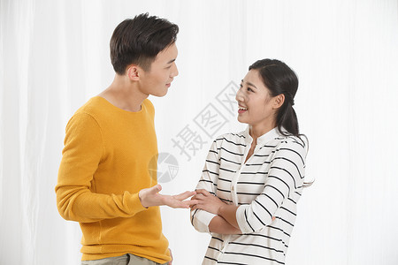 水平构图东亚两个人青年情侣吵架图片