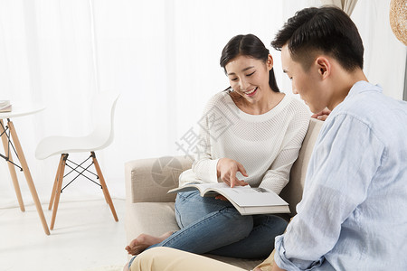 亚洲青年人青年伴侣青年情侣一起看书图片