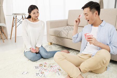 两个人东亚面对面青年情侣玩扑克牌图片