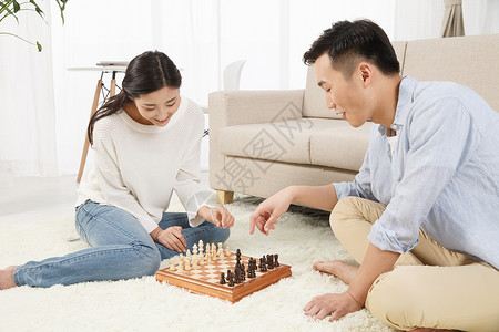 休闲装乐趣摄影青年情侣下象棋图片