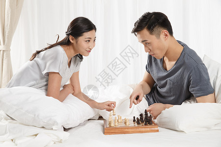 彩色图片旗子对弈青年情侣下象棋图片
