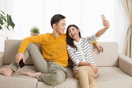 成年人亚洲浪漫青年情侣用手机自拍图片