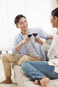红沙发含酒精饮料深情的爱青年情侣喝红酒背景