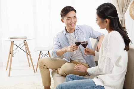 高兴的爱夫妇青年情侣喝红酒图片