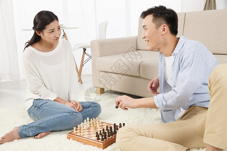 青年人愉悦女人青年情侣下象棋图片