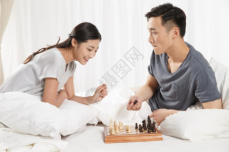 对弈休闲游戏看青年情侣下象棋图片