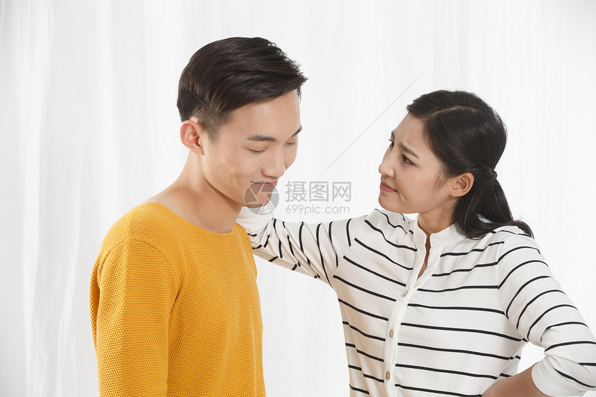 面部表情不高兴的亚洲人青年情侣吵架图片
