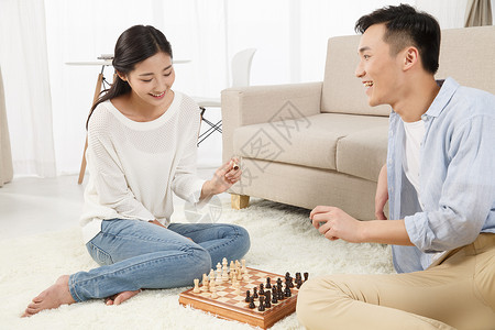 沙发无忧无虑对弈青年情侣下象棋图片