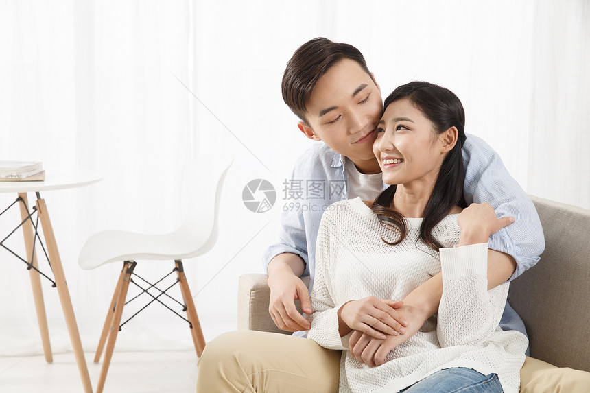户内青年夫妇快乐浪漫情侣图片