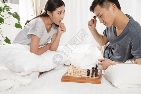 20多岁对弈25岁到29岁青年情侣下象棋图片